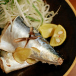 1人暮らしの魚レシピ　9/17　鯖と葱の酒蒸し、小松菜とちくわの辛子和え。