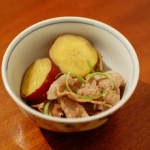 晩酌献立　さつまいもと豚肉の生姜煮、きくらげと葱の和え物。