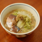 家飲みメニュー　鯖と白菜の味噌煮込み、蕪の葉の辛味炒め。