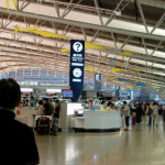 スーツケースの重量と関西国際空港第一ターミナルの電源カフェ。