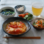 トマトと卵の炒めもの、人参と豚肉の生姜ポン酢和えで家飲み。