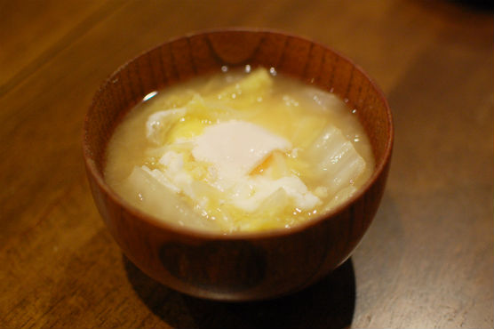 白菜と落とし卵の味噌汁