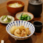 里芋と鶏もも肉のしょうが煮、小松菜のおひたし献立。