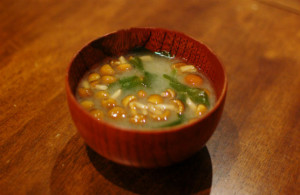 なめことわかめの味噌汁