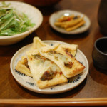 油揚げの蕗味噌チーズ焼き、豆腐と小松菜のすまし汁。