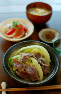奈良漬 白菜と油揚げの味噌汁 新玉ねぎとトマトのサラダ 塩豚とキャベツの蒸し煮