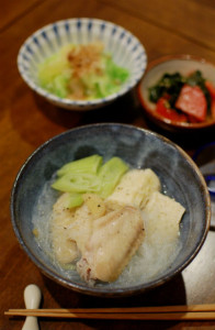 凍り豆腐と手羽先の煮もの、トマトとわかめのナムル献立。