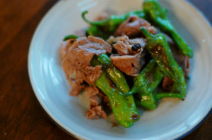 牛肉とししとうのしょうゆ炒め