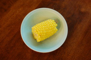 蒸しとうもろこし