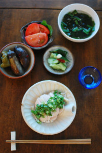 蒸し鶏のねぎソース、たたききゅうりのにんにく風味献立