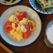 トマトと卵の炒めもの、蒸し鶏ときゅうりの梅肉和えで晩酌