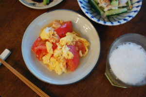 トマトと卵の炒めもの、蒸し鶏ときゅうりの梅肉和えで晩酌