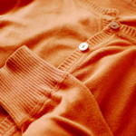 似合う色と好きな色、橙色のカーディガン、赤パンツ。