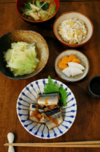 秋刀魚のしょうが煮、柿とくるみの白和え献立