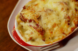 さつまいもときのこのグラタン、キャベツサラダで赤ワイン