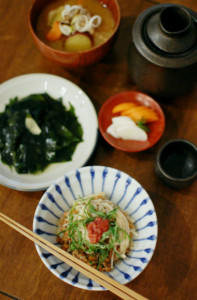 豚汁、わかめ炒めで晩酌。