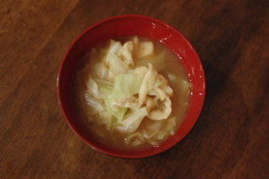 キャベツと油揚げの味噌汁