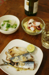 秋刀魚のハーブ蒸し焼き、タコのガリシア風で白ワイン