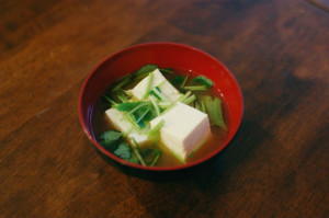 豆腐と三つ葉の味噌汁
