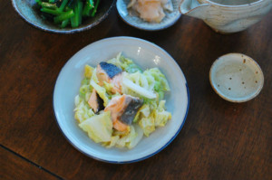 春キャベツと鮭のしょうが味噌炒め、小松菜のナムル献立。
