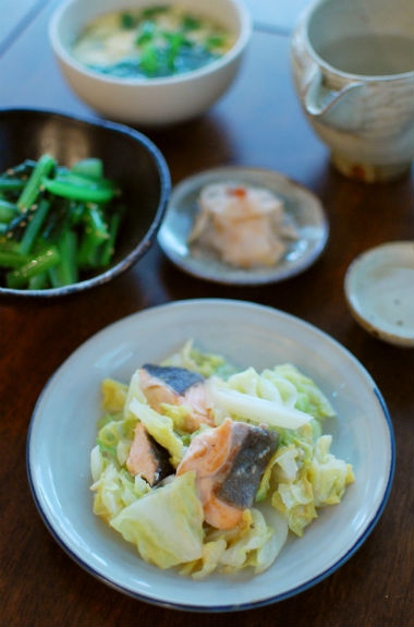 春キャベツと鮭のしょうが味噌炒め、小松菜のナムル献立。
