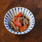 トマトと牛肉のしょうゆ炒め、小松菜のわさび白和え献立。