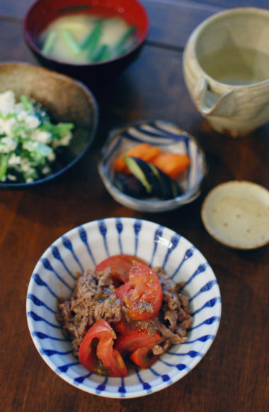 トマトと牛肉のしょうゆ炒め、小松菜のわさび白和えで家飲み
