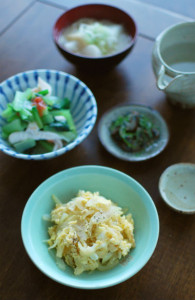 新玉ねぎ卵炒め、小松菜と蒸し鶏の梅和え献立