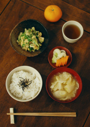休肝日ごはん せりの卵とじ、野菜味噌汁献立。