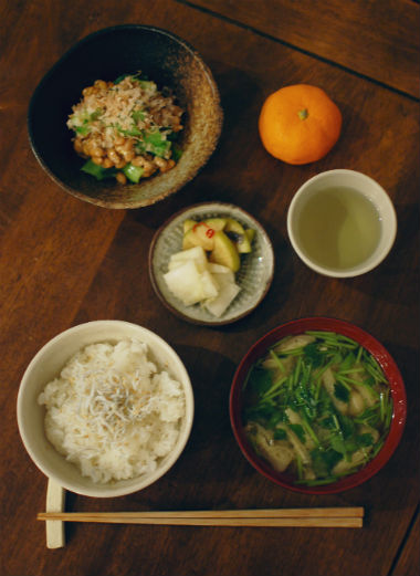休肝日ごはん 小松菜の納豆和え、せりと揚げの味噌汁献立。