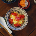 休肝日ごはん　トマト卵炒めごはん、キャベツとしらすのゆかり和え献立。