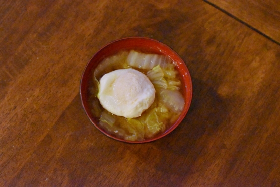 白菜と落とし玉子の味噌汁