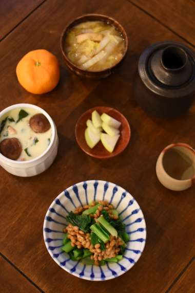 わかめの茶碗蒸し、小松菜納豆で晩酌。
